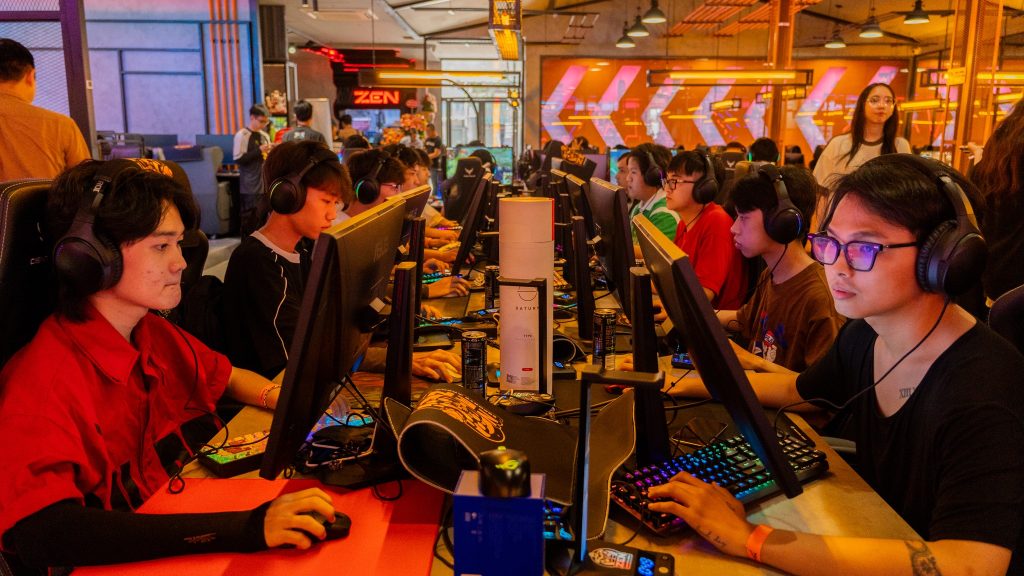 Chọn loại màn hình nào cho phòng net esports?