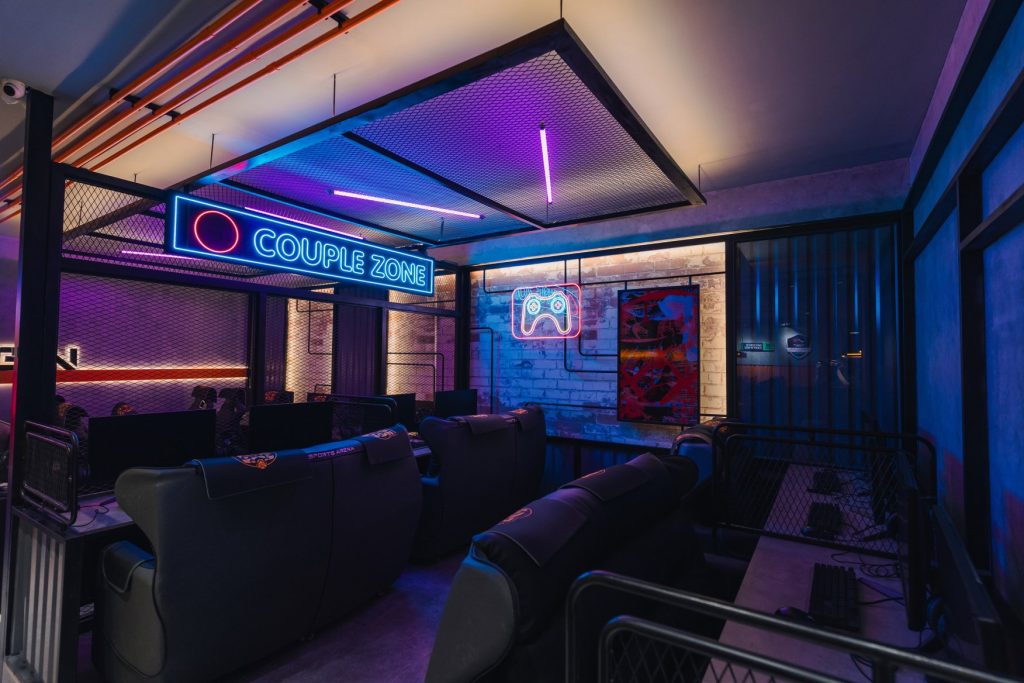 Chọn loại màn hình nào cho phòng net esports?