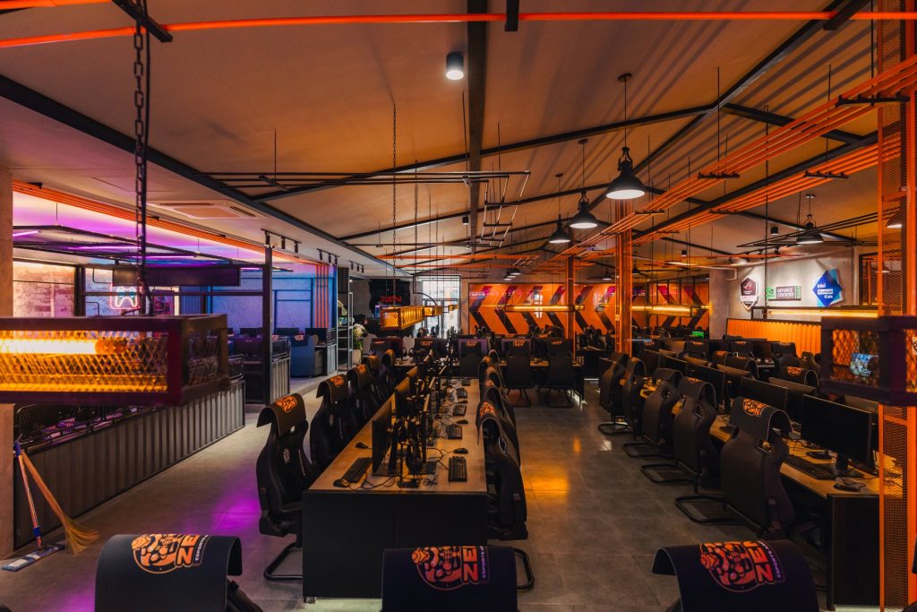 Chọn loại màn hình nào cho phòng net esports?