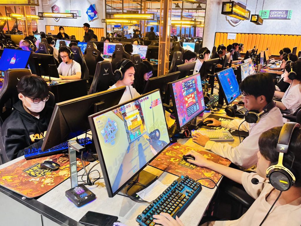 Chọn loại màn hình nào cho phòng net esports?
